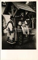 Kalotaszeg, Tara Calatei; Székelyek a kútnál. Kalotaszegi népviselet, erdélyi folklór / Transylvanian folklore
