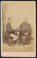 cca 1870 pazonyi Elek Mihály és egy azonosítandó (talán a Lónyay családból származó) úr sakkozó portréja, vizitkártya Mayer György fényképíró pesti műterméből, 10,5x6,5 cm