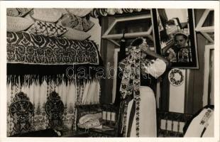 Kalotaszeg, Tara Calatei; Ágyas szoba, erdélyi folklór / Transylvanian folklore, room interior