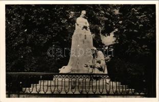 Rozsnyó, Roznava; Andrássy Franciska grófnő szobra. Fenyves Andor kiadása / statue