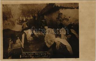 1918 Rumän. Beerdigung auf dem Wege zum Friedhof / Romanian funeral, folklore. photo