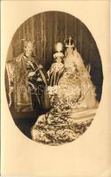A királyi pár IV. Károly és Zita királyné a kis Ferenc József Ottó trónörökössel. Schuhmann felvétele / Charles I of Austria, Queen Zita and Crown Prince Otto. photo (EK)