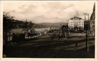 Budapest V. Petőfi tér, Duna-part, pesti rakpart, villamos, Lánchíd