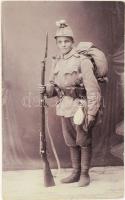 ca 1910 Magyar katona fotója teljes menetfelszerelés Lechnitzky, Besztercebánya (Felvidék) fotó 9x14 cm