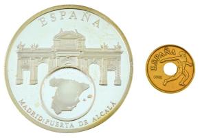 Amerikai Egyesült Államok DN(1991) "Európai Valuták - Spanyolország" ezüstözött Cu emlékérem kapszulában (50mm), benne Spanyolország 1991. 25p aranyozott Al-bronz "Olimpia - Diszkoszvetés" kivehető forgalmi emlékérme berakással T:AU (eredetileg PP), patina USA ND(1991) "European Currencies - Spain" silver plated Cu commemorative medal in capsule (50mm), with Spain 1991. 25 Pesetas "Olympic - Discus throw" gilt Al-bronze circulating commemorative coin inlay C:AU (originally PP), patina