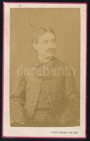 cca 1870-1880 Szabó Endre református esperes portréja, vizitkártya Klein Márk és Fia ungvári műterméből, a hátoldalon feliratozva, 11x6,5 cm