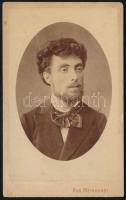 cca 1870-1880 Szilágyi József nevű fiatal férfi portréja, vizitkártya August Meinhardt (Meinhardt Ágoston) nagyszebeni (Hermannstadt, Sibiu) műterméből, a hátoldalon feliratozva, 10,5x6,5 cm