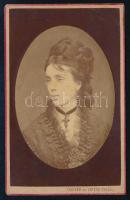 cca 1880 Szilágyi Karolina, feltehetőleg ákosfalvi Szilágyi Róza Karolina Erzsébet (1858-1928) portréja, vizitkártya Tauffer és Veress Gyula kolozsvári műterméből, a hátoldalon feliratozva, 10,5x6,5 cm
