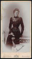 cca 1900-1910 Elegáns fiatal hölgy (Horváth Lajosné Bottlik Mária) portréja, "Mariska" aláírással, kabinetfotó Fekete Sándor nagyváradi műterméből, a hátoldalon feliratozva, kissé koszos, 21x11,5 cm
