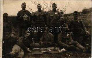 1918 Kártyázó osztrák-magyar katonák csoportja / WWI Austro-Hungarian K.u.K. military, group of soldiers playing cards. photo (EM)