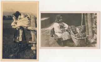 5 db RÉGI képeslap: szlovák népviseletek / 5 pre-1945 postcards: Slovakian folklore