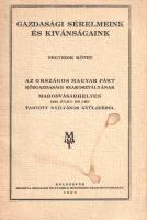 Gazdasági sérelmeink és kívánságaink. Az Országos Magyar Párt Közgazdasági Szakosztályának Marosvásárhelyen tartott nyilvános gyűléséből. Negyedik kötet. Kolozsvár, 1933. Minerva Irodalmi és Nyomdai Műintézet Rt. 86 + [2] p. + 1 melléklet (előfizetési felhívás). Egyetlen kiadás. Az 1922. évi alapításától 1938. évi betiltásáig létező Országos Magyar Párt a két világháború közti Románia legfontosabb magyar politikai pártja. A politikai nézetek sokaságát magába foglaló magyar párton belül komoly világnézeti törésvonalak húzódtak, ám a magyar közösség védelmét a szervezet minden más érdeket megelőző, elsőrendű feladatának tekintette. A párt 1926-1933 között megrendezett vándorgyűlésein rendre felszólalt annak Közgazdasági Szakosztálya, felszólalásaiban pedig nem csupán nevesítette az erdélyi magyarság előtt álló gazdasági kihívásokat, hanem megoldási javaslatokkal is élt, melyeket a bukaresti képviselőházba és szenátusba küldött erdélyi magyar képviselők erejükhöz mérten képviselni is igyekeztek. Füzetünk a négyrészes sorozat önmagában is megálló, befejező része. Monoki 2004. Fűzve, feliratozott, enyhén sérült, enyhén foltos kiadói borítóban. Jó példány.