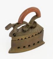 Kis bronz vasaló, 9x10 cm