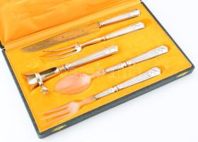 Ezüst nyelű tálaló készlet, benne, comb fogóval is. készlet, jelzett, díszdobozban 30 cm