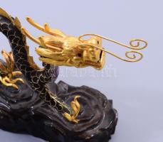 Kínai réz sárkány, zománcozott réz asztali dísz, fa alapon 20x14 cm