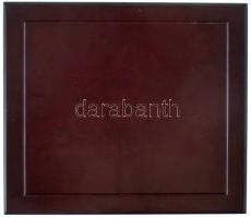 Mahagóni fa érmetartó kazetta bársonybéléssel, 1db kivehető tálcával, összesen 15db ~45mm-es férőhellyel, használt de jó állapotban, sérült sarokkal (~305x265x60mm)