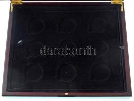 Mahagóni fa érmetartó kazetta bársonybéléssel, 1db kivehető tálcával, összesen 15db ~45mm-es férőhel...