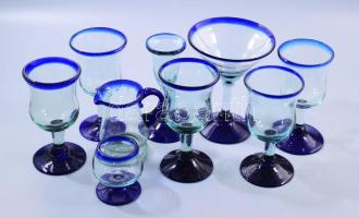 Kézzel készült 9 darabos iparművész hutaüveg pohár és kiöntő szett, egyik talpán kis lepattanással, m: 15 cm alatt