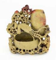 Gazdagon faragott kínai zsírkő ecsettartó, kis anyagrepedésekkel, m: 18 cm