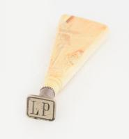 Régi kínai pecsételő, faragott elefántcsont testtel, vésett jelenettel, monogramos, h: 10 cm