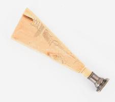 Régi kínai pecsételő, faragott elefántcsont testtel, vésett jelenettel, monogramos, h: 10 cm