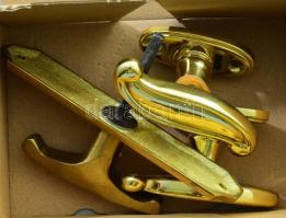 3 darab bronz kilincs és fogó, h: 15 cm alatt