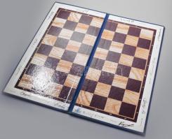 Szovjet sakk készlet, táblán híres szovjet sakkozók képeivel és nyomtatott aláírásaival, műanyag báb...