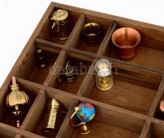 Mini réz tárgyak gyűjteménye fa polcon 30x50 cm 26 db tárggyal