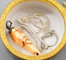 Ezüst (Ag) nyakkendőtű és fülbevaló pár, jelzett, bruttó 13g + faragott csont függő ezüst (Ag) szerelékkel, porcelán ékszeres dobozban d: 6 cm