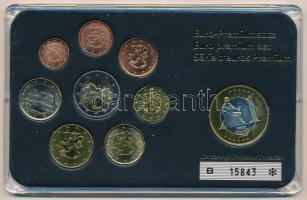 Finnország 2001-2006. 1c-2E (8xklf) forgalmi összeállítás + 1997. 1E "Próba" fantázia érem eredeti műanyag tokban, német nyelvű, sorszámozott tanúsítvánnyal T:AU, patina Finnland 2001-2006. 1 Cent - 2 Euro (8xdiff) coin set + 1997. 1 Euro "Specimen" fantasy medal in original plastic case, with numbered German certificate C:AU, patina