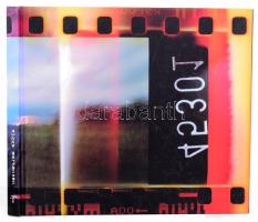 Viggo Mortensen: 45301. Santa Monica, 2003., Perceval Press. Second edition. Angol nyelven. Gazdag képanyaggal illusztrált. Kiadói kartonált papírkötés.  Viggo Mortensen (1958-) Oscar- és Golden Globe-díjra jelölt dán származású amerikai színész, rendező, énekes, zenész, író, költő és festőművész. Ismertebb filmjei: A gyűrűk ura, Zöld könyv.