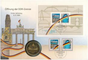 Német Szövetségi Köztársaság 1989A "Brandenburgi kapu" bronz emlékérem felbélyegzett borítékban, elsőnapi bélyegzéssel, német nyelvű leírással T:UNC, patina Federal Republic of Germany 1989A "Brandeburg Gate" bronze comemmorative medal in envelope with first day of issue stamp and cancellation, with German description C:UNC, patina