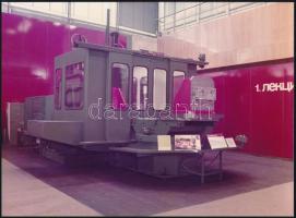 Csepel VBM-90N Precision Center berendezés, feltehetően egy ipari vásáron készült fotó, 1980 körül, jelzés nélkül, jobb oldalán kisebb töréssel, 17,5x24 cm