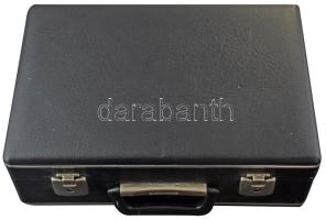 Zárható fekete műbőr éremtartó koffer, tálcák nélkül, használt de jó állapotban, 2db kulccsal