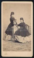 cca 1870 Hölgyek szőrmesapkában, vizitkártya Simonyi pesti műterméből, 10,5x6 cm