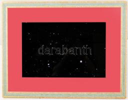 Dekoratív üvegezett fakeret, csillagfényeket megörökítő fotóval. Keret belső mérete: 45x60 cm