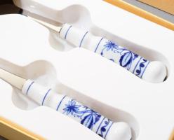 51 darabos német porcelán nyelű evőeszköz készlet tálaló kanalak, villák, szalvétagyűrűk, stb. 5 db ...