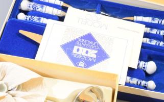 51 darabos német porcelán nyelű evőeszköz készlet tálaló kanalak, villák, szalvétagyűrűk, stb. 5 db ...