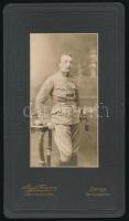 1911 Katonatiszt egészalakos portréja (fegyvergyakorlat emlékére készült kép), keményhátú fotó Stagl...