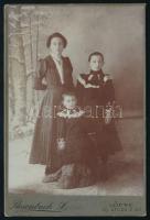 cca 1900 Fiatal lányok portréja, kabinetfotó Rosenbach lőcsei (Levoča) műterméből, 16,5x11 cm (Ritka műterem!)