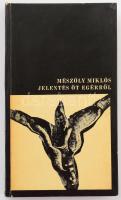 Mészöly Miklós: Jelentés öt egérről. Bp., 1967, Magvető, 294+1 p. Első kiadás. Kiadói kartonált papírkötés, kissé kopott borítóval.
