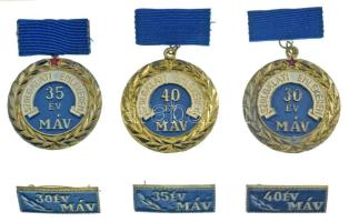 ~1970-1980. "MÁV Szolgálati Emlékérem" (3xklf) 30, 35 és 40 év után járó festett jelvény miniatűr jelvénnyel T:AU,XF