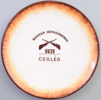 Bodrogkeresztúri dísztál "Magyar Néphadsereg 6639 Cegléd" felirattal, jelzett, d: 24 cm