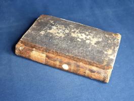 [Kézirat] Kézírásos egyetemi jegyzet Keresztury József Alajos (1755-1825) pesti történész professzor "Tentamen publicum ex historia pragmatica Ungariae" című előadás-sorozata nyomán. Latin nyelvű országtörténet a magyar királyok uralkodási rendje szerint, I. (Habsburg) Alberttől III. Károlyig (1437-1740). [1813 körül] Kelt: Pesten, 1813 körül. 275 + [5] oldal terjedelmű, kézzel írt, latin nyelvű előadás-jegyzet. Előadás-kéziratunk Keresztury József Alajos (1755-1825) professzor előadásai nyomán keletkezett. A Nagyváradi Jogi Akadémián betöltött történelemprofesszori évek után Keresztury József 1810-től került a pesti egyetemre, ahol magyar és egyetemes történelemből adott elő - természetesen latin nyelven. Kézírásos jegyzetünk a professzor előadásainak folytatólagos részletét, az I. Alberttől III. Károlyig tartó időszakot tartalmazza, az uralkodók rendjében. Jóllehet Keresztury József Alajos egyetemi előadásai során Mária Terézia korát is előadja, előadás-jegyzetünk III. Károly időszakával végződik, a protestáns / nemzeti szempontból kitüntetett erdélyi fejedelemség témáját pedig kimondottan kerüli. Értékes pedagógiai emlék a reformkor előtti történelempedagógia témaköréből. Kézzel keretezett, kézzel számozott szövegoldalakon kiválóan olvasható latin írásképpel. Aranyozott gerincű, enyhén hiányos gerincű, enyhén kopott korabeli félbőr kötésben, az aranyozott címfelirat a gerincen vörös címkén. Jó példány.