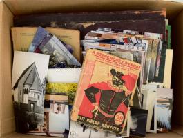 38x28x23 cm doboznyi vegyes papírrégiség, benne sok képeslap, régi kotta, könyv, régi fotók, térképek, turisztikai kiadványok, filatélia, stb.