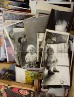 38x28x23 cm doboznyi vegyes papírrégiség, benne sok képeslap, régi kotta, könyv, régi fotók, térképe...