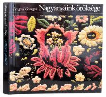 Lengyel Györgyi 2 könyve: Kalocsai virágok. Bp., 1983, Magyar Nők Országos Tanácsa - Kossuth, 123 p.+ 80 t. Gazdag képanyaggal illusztrálva. Kiadói kartonált papírkötés, kiadói papír védőborítóban. + Nagyanyáink öröksége. Bp., 1986, Magyar Nők Országos Tanácsa - Kossuth, 153 p.+ 60 t. Kiadói kartonált papírkötés, kiadói papír védőborítóban.