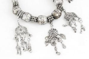 cca 1930/40 Jemeni tradicionális nyakék, charmokkal, charm hiányokkal, m: 28 cm