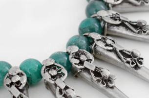 cca 1930/40 Jemeni tradicionális nyakék és karkötő, jó állapotban, zöld kő gyöngyökkel