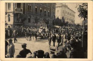 Temesvár, Timisoara; Vom Schwabenfestzug in Temesvar, 3. Gruppe der Festwagen. Aufgenommen von Photograph Szenetre / sváb fesztivál, felvonulás / Swabian festival, ceremony (EK)
